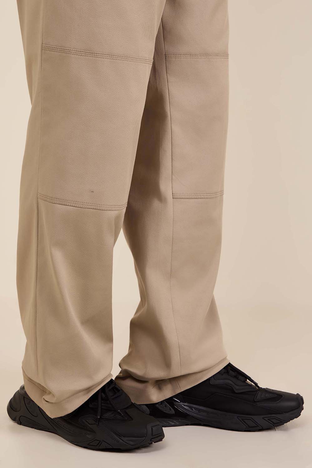 תמונת כל הלוק של נעלי סניקרס